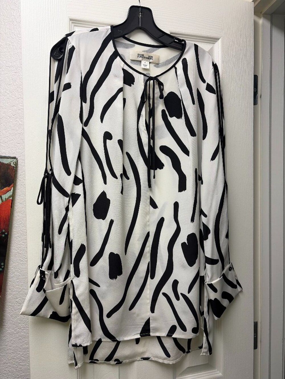 Diane Von Furstenberg Printed Silk Slit Sleeve Tie Neck Blouse 6 Black White